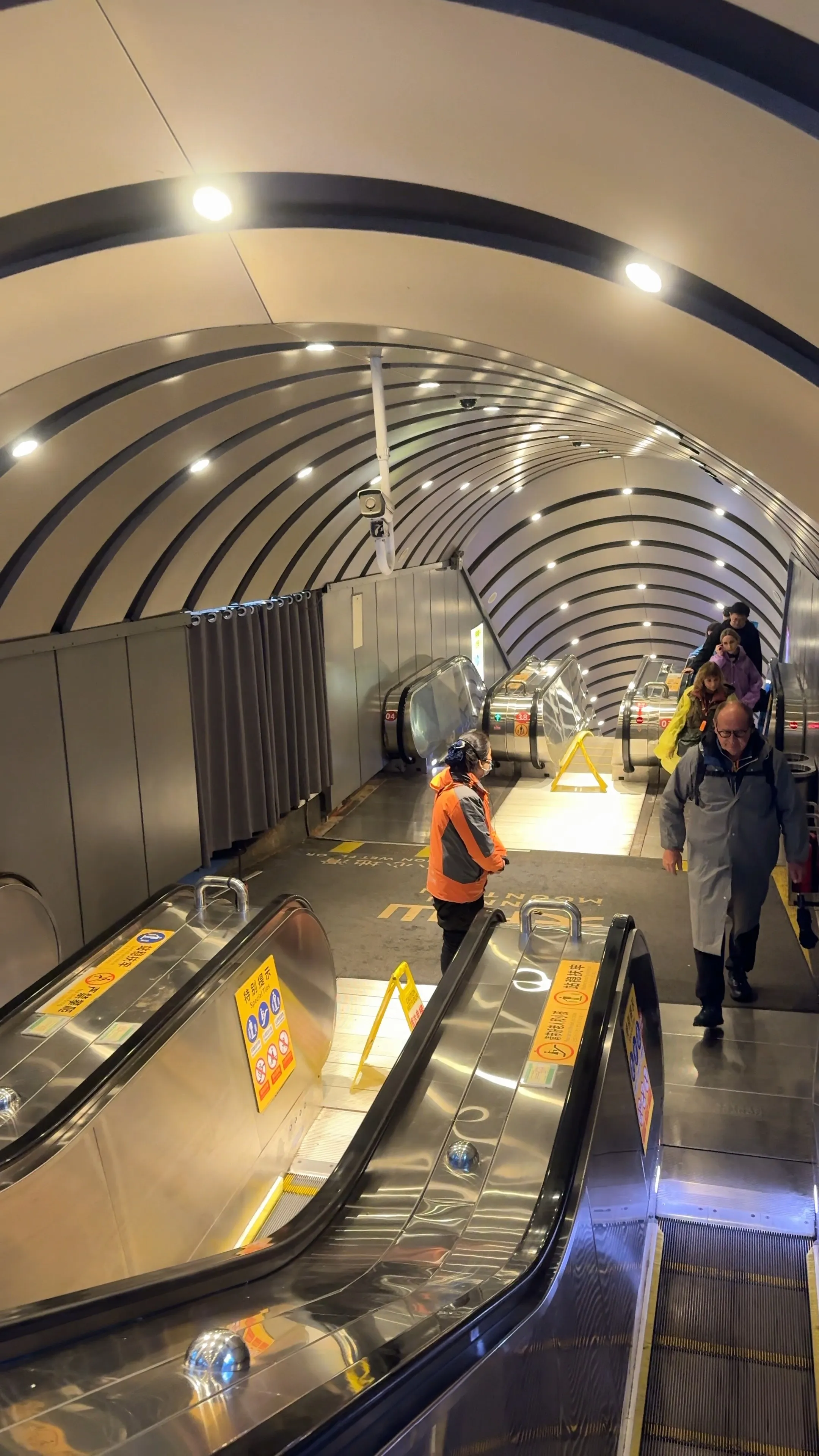 Túnel de escaleras mecánicas en Tianmen Mountain, alternativa a los 999 escalones